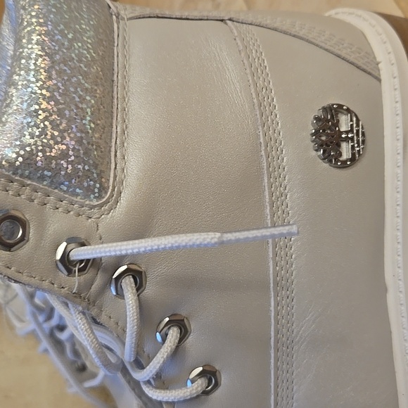 Brand new TIMBERLAND trendy metallic and silver women’s boots size 6.5 - Picture 3 of 4